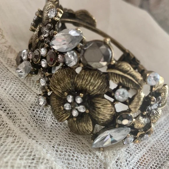 Elegant Antiqued Gold & Rhinestone Floral Clasp Bracelet Women’s Jewelry - Picture 4 of 11